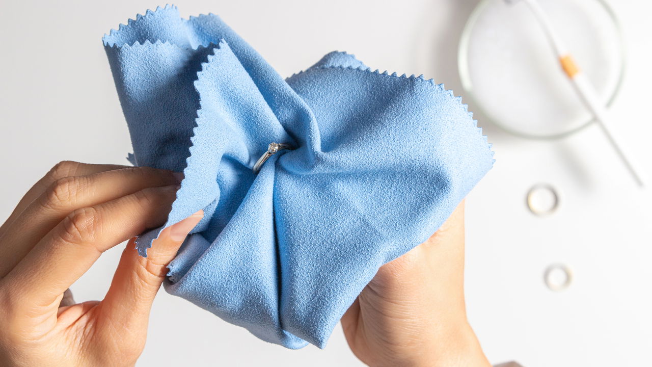 Saiba por que limpar joias em casa com bicarbonato é arriscado