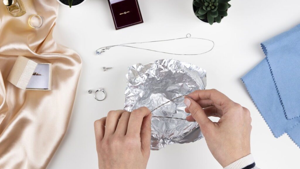 Saiba por que limpar joias em casa com bicarbonato é arriscado