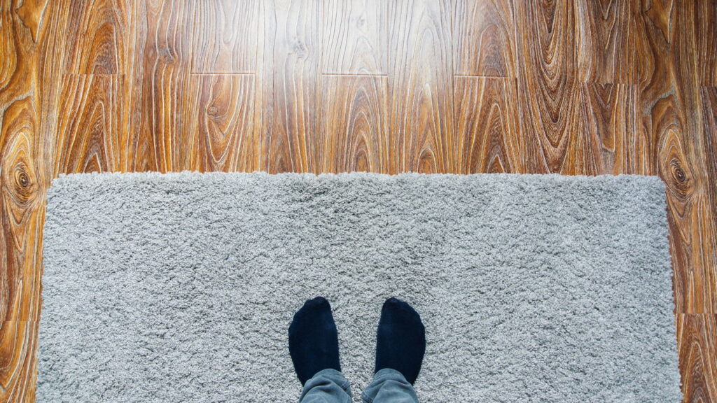 Erro comum na limpeza de tapete pode piorar as manchas