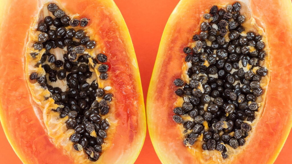 Esse doce de mamão verde reúne sabor intenso e calda aromática