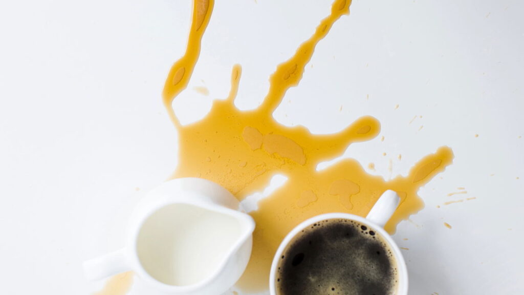 Como tirar mancha de café sem esforço e sem produtos caros