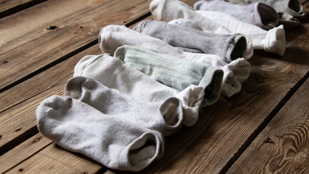 Truque para remover manchas de meias brancas e deixá-las impecáveis novamente