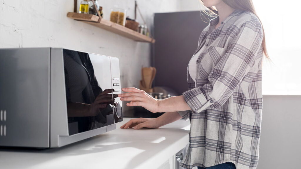 Novo micro-ondas usa IA para cozinhar por conta própria
