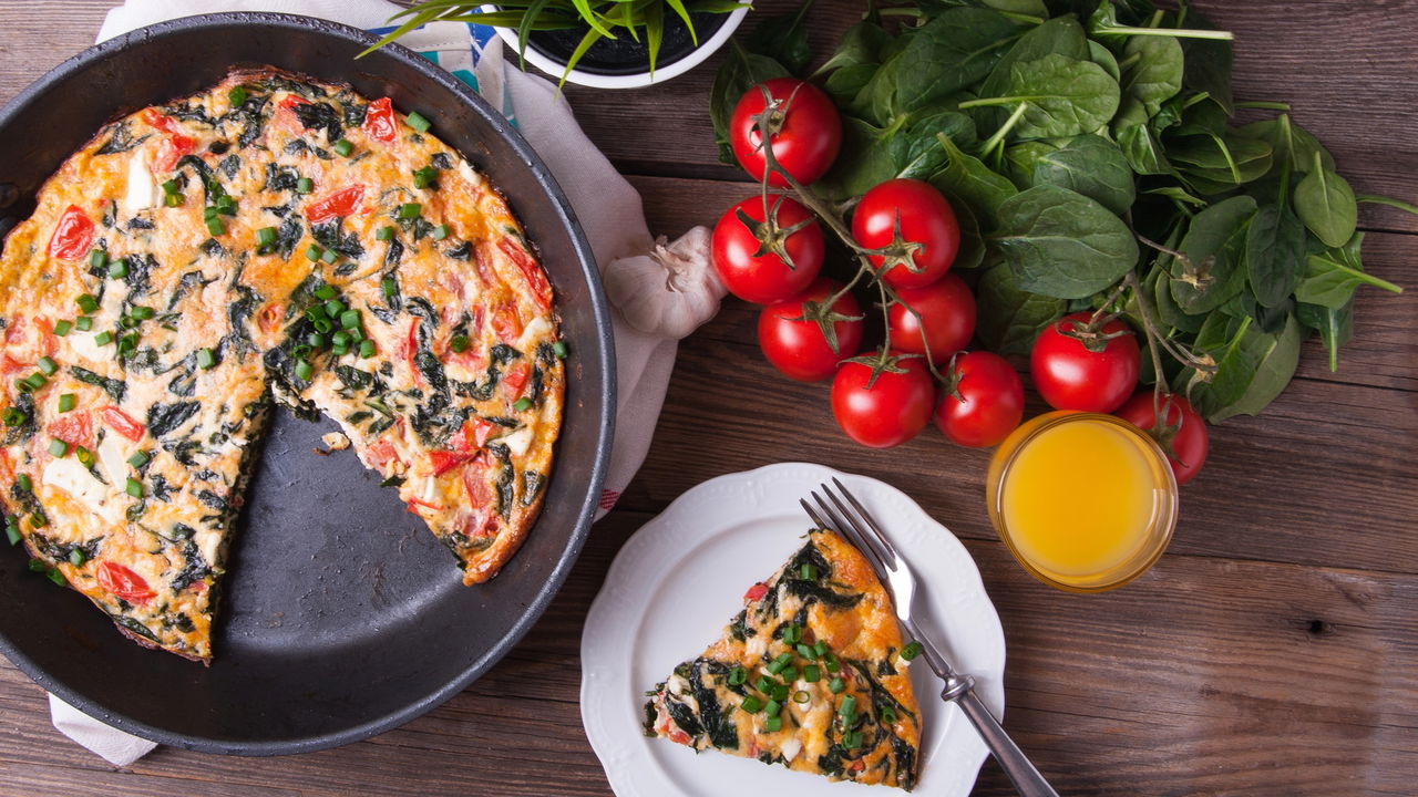 Omelete fit pronta em 5 minutos vira truque de café da manhã