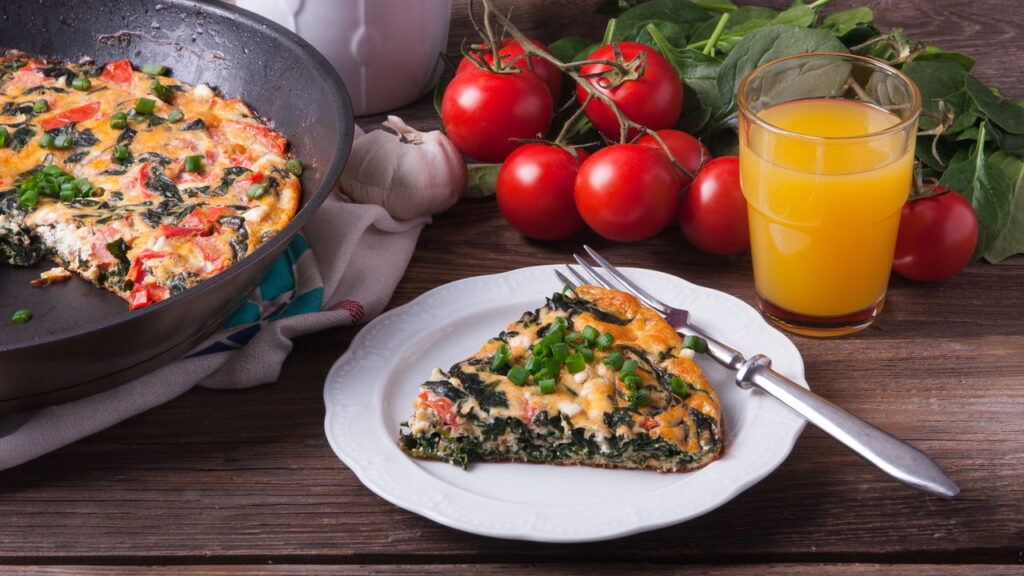 Omelete fit pronta em 5 minutos vira truque de café da manhã
