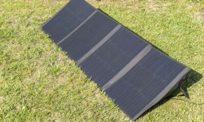 Este painel solar cabe na mochila e garante carga plena em 3h