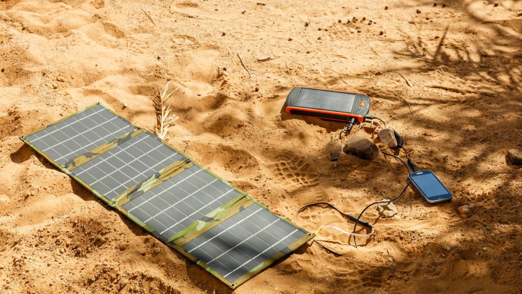 Este painel solar cabe na mochila e garante carga plena em 3h
