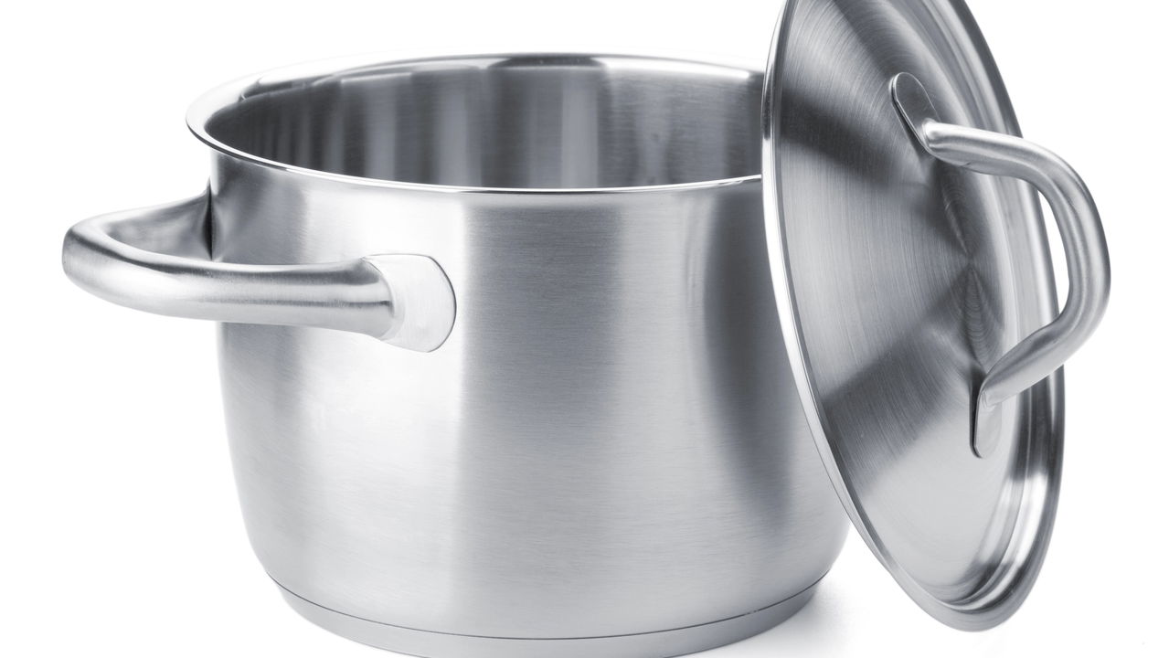 Tchau, manchas! 3 receitas caseiras infalíveis para deixar seu alumínio novinho