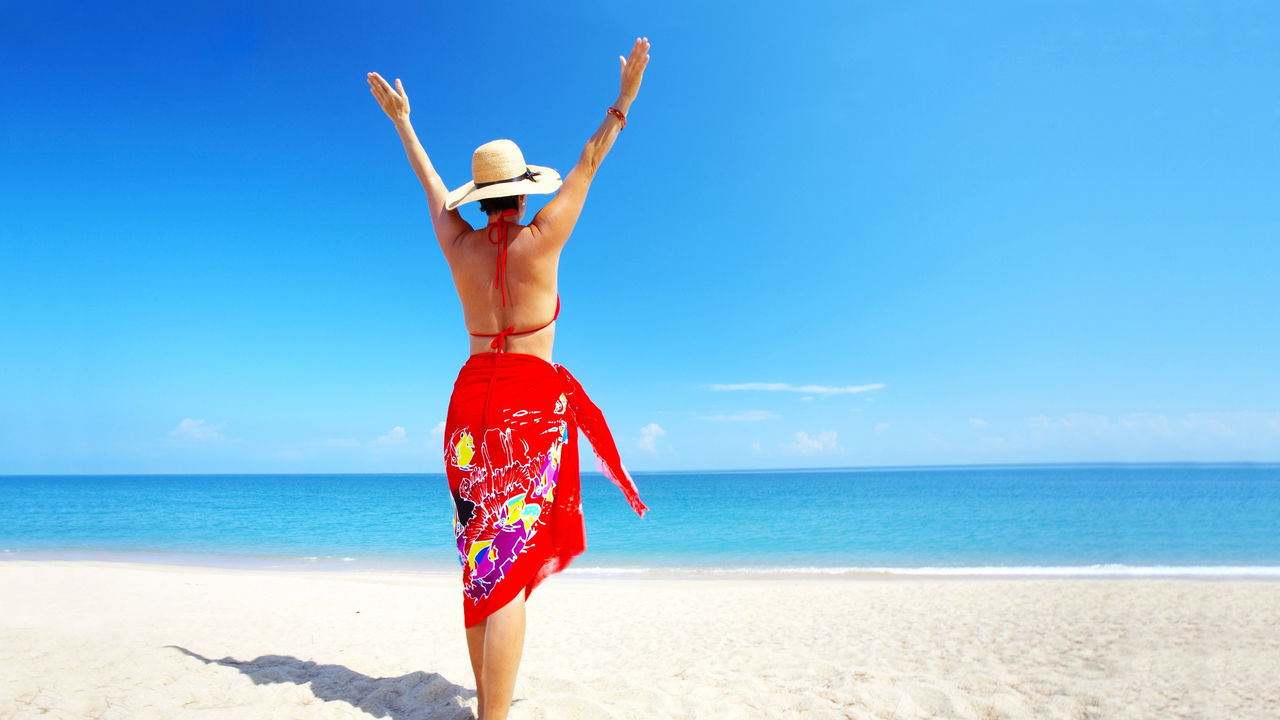 Pareo de praia ganha novas versões e invade as ruas