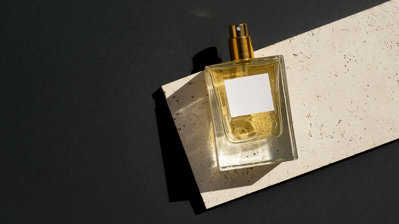 Perfumes anos 90 voltam à moda e dominam perfumarias