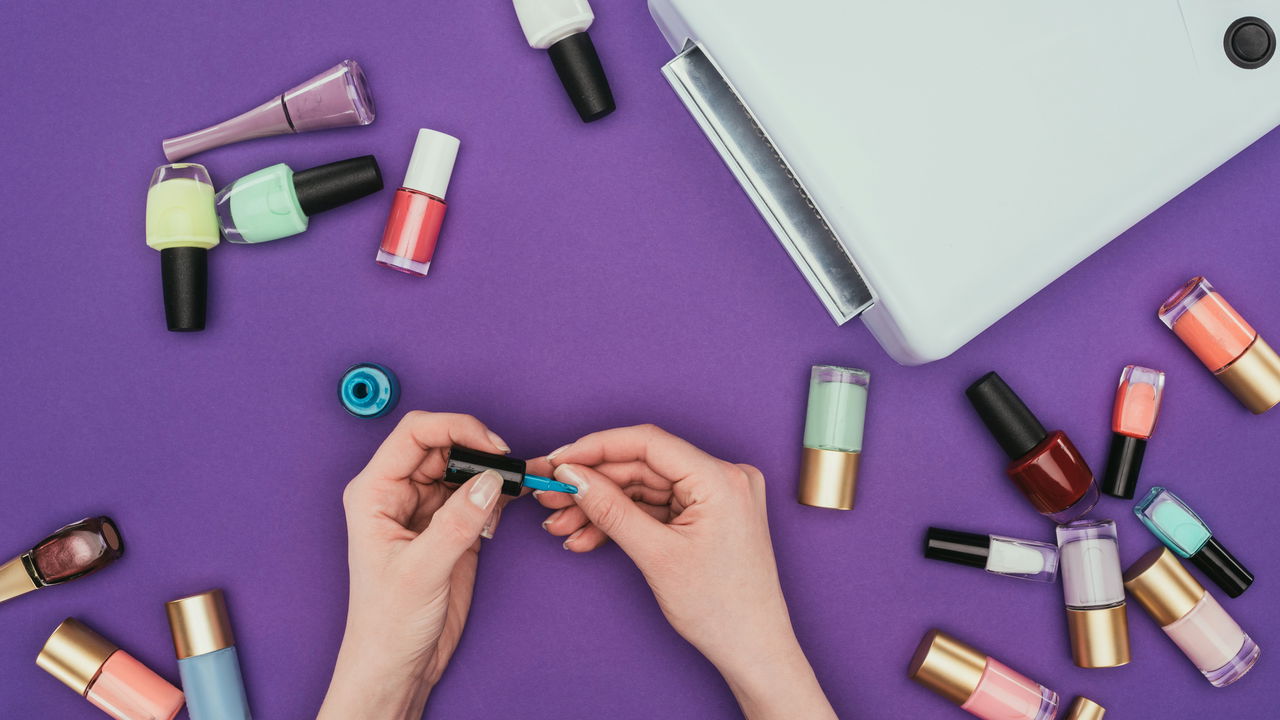 Novo método para secar esmalte rápido já virou tendência