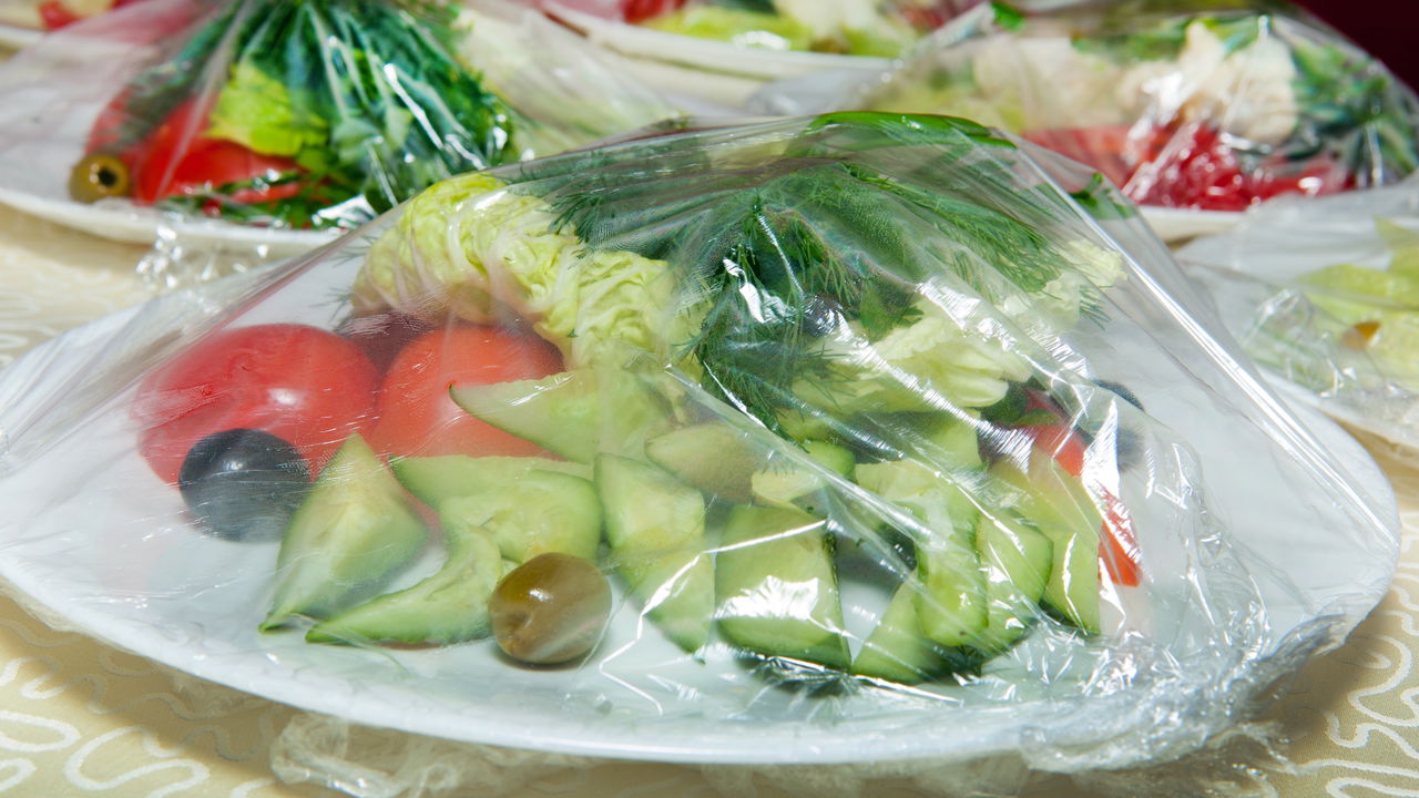 De queijo a frutas, nunca embrulhe esses alimentos em filme plástico no verão