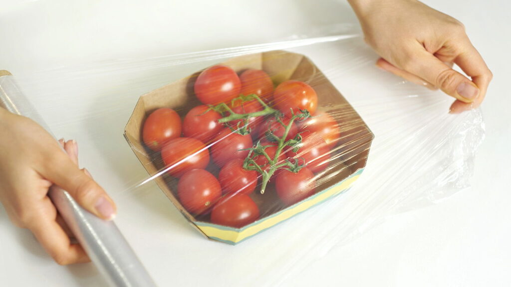 De queijo a frutas, nunca embrulhe esses alimentos em filme plástico no verão