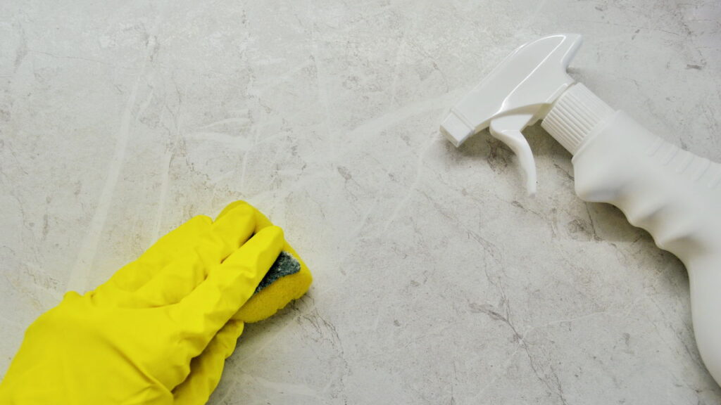 Essa mistura remove mofo do rejunte em minutos