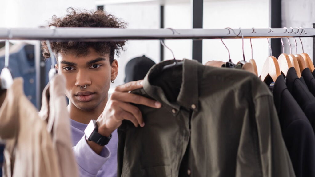 Erro comum pode estar desbotando suas roupas pretas