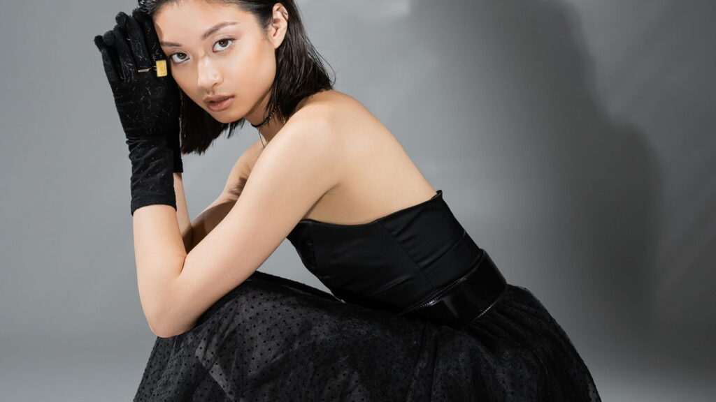 Saia transparente virou peça-chave nos looks urbanos de 2025