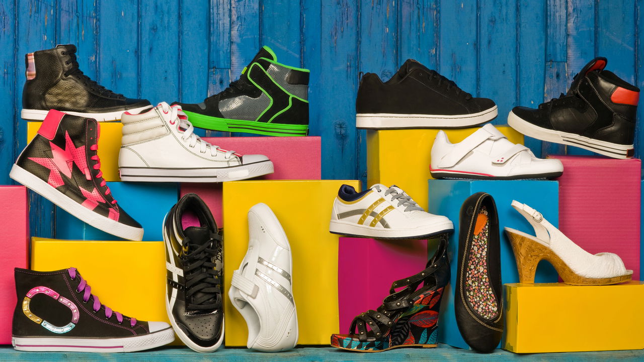 Look casual com camiseta e jeans fica chique com esses sapatos