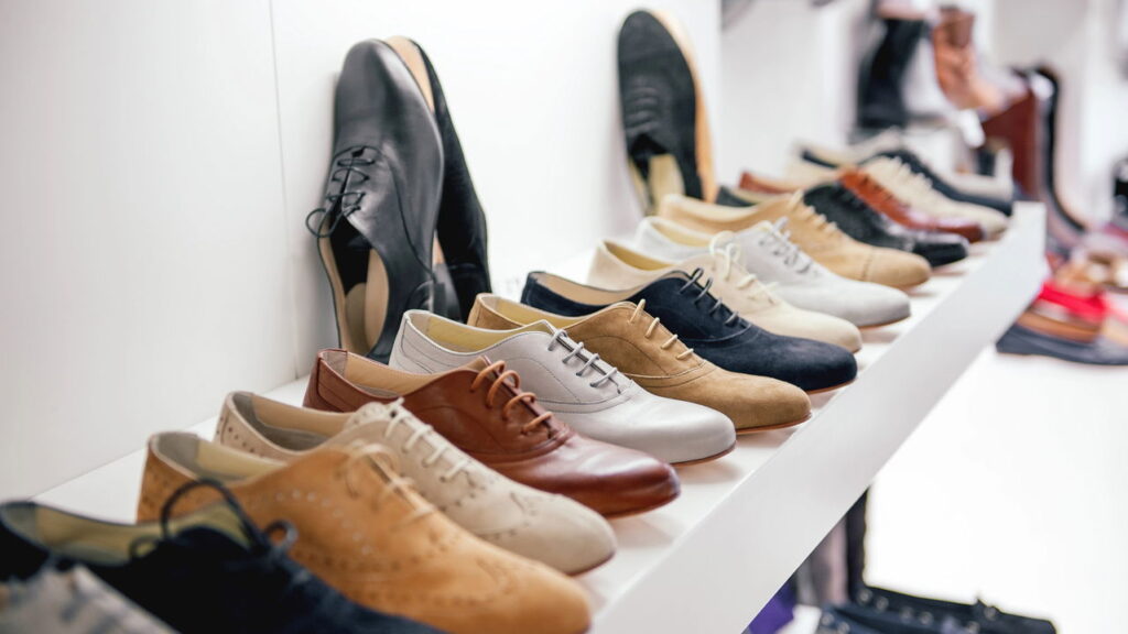 Look casual com camiseta e jeans fica chique com esses sapatos