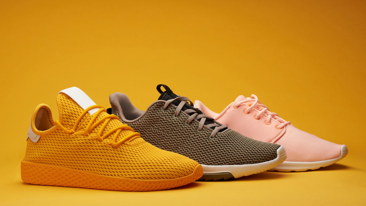 O retorno dos tênis coloridos promete dominar as ruas em 2025