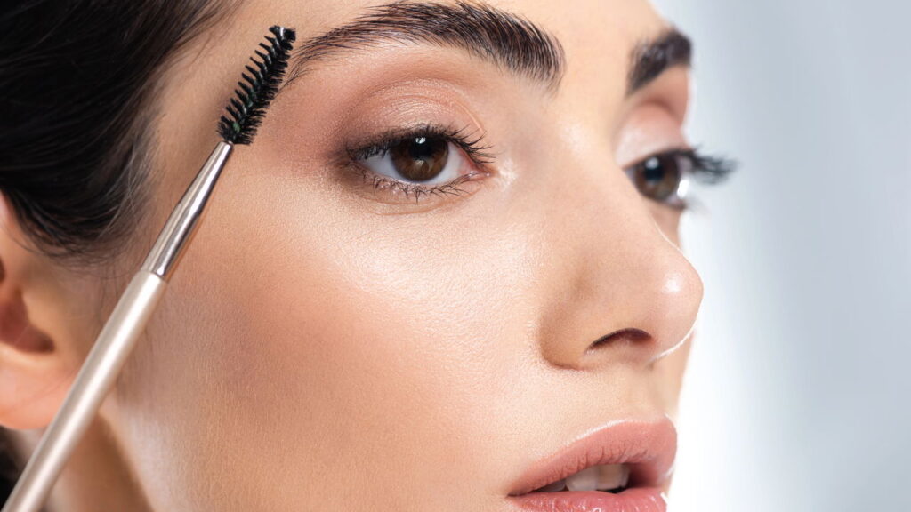 Sobrancelhas bem definidas deixam seu rosto mais poderoso