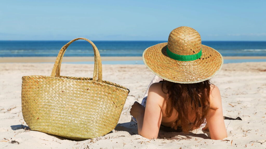 Bolsa de palha volta com força e promete dominar o verão