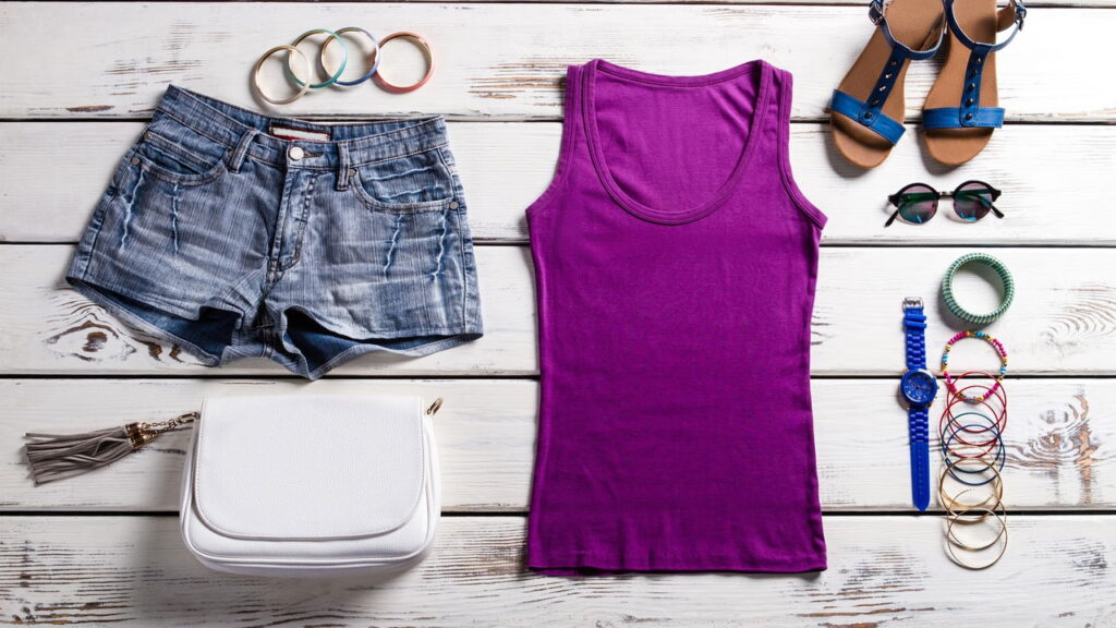 Tank top vira peça coringa em looks urbanos de 2025