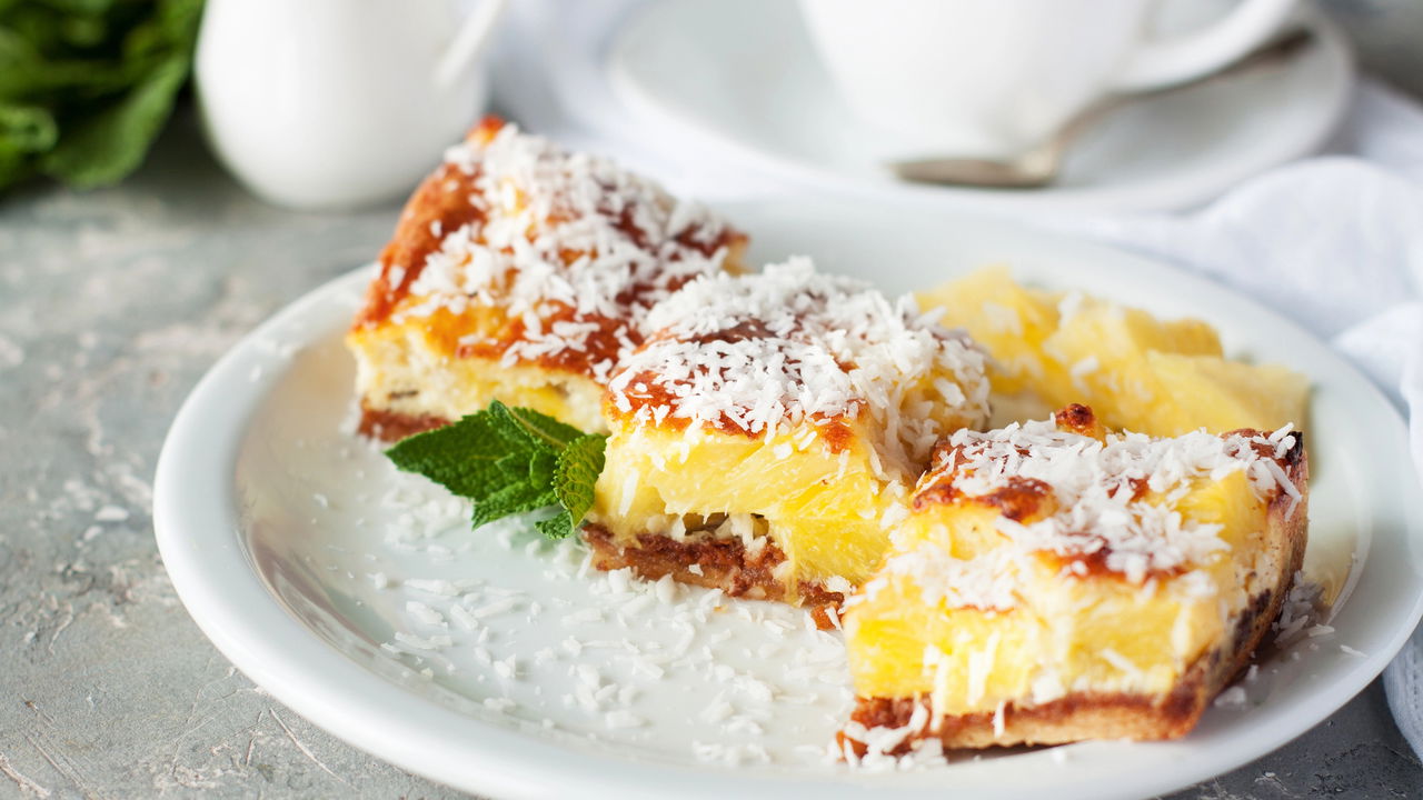 Torta de abacaxi com coco! O sabor tropical que vai refrescar seu dia!
