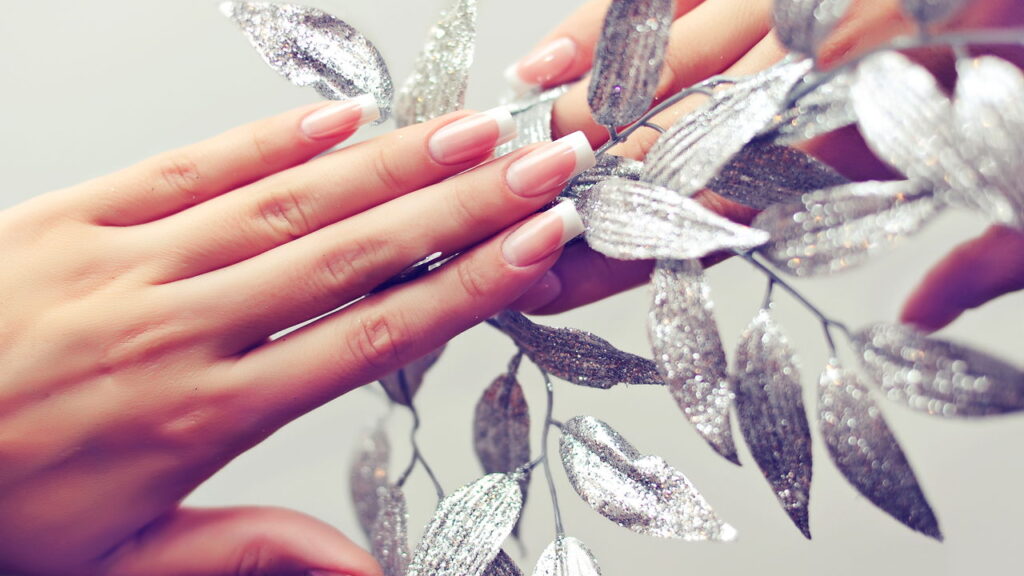 Como fazer suas unhas crescerem fortes e saudáveis