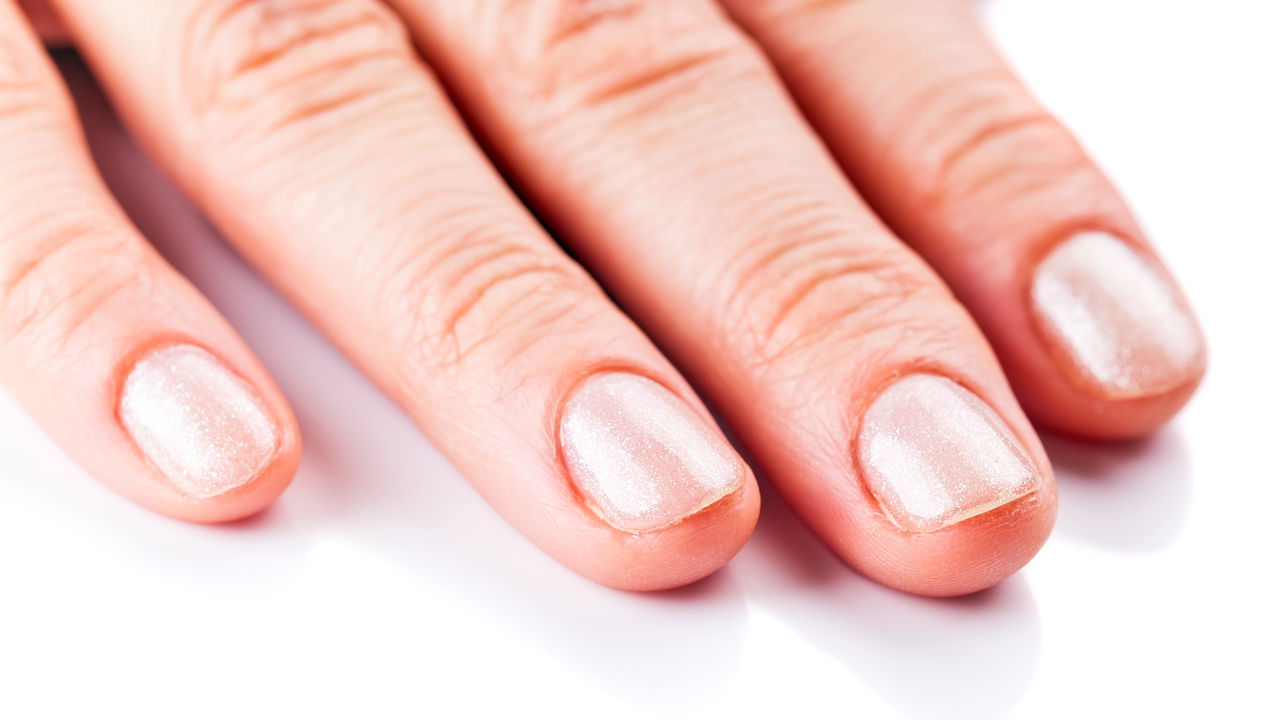 Nail art para unhas curtas com efeito luxuoso e fácil de fazer