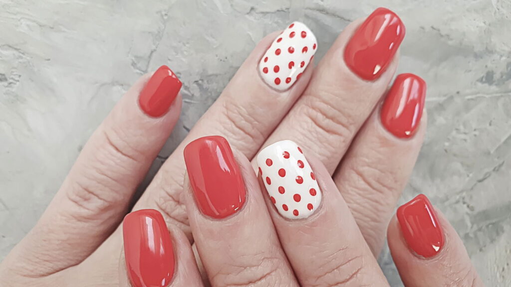 Nail art para unhas curtas com efeito luxuoso e fácil de fazer