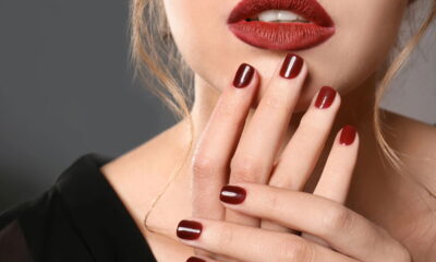 Unhas curtas e escuras são tendência elegante em 2025