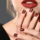 Unhas curtas e escuras são tendência elegante em 2025