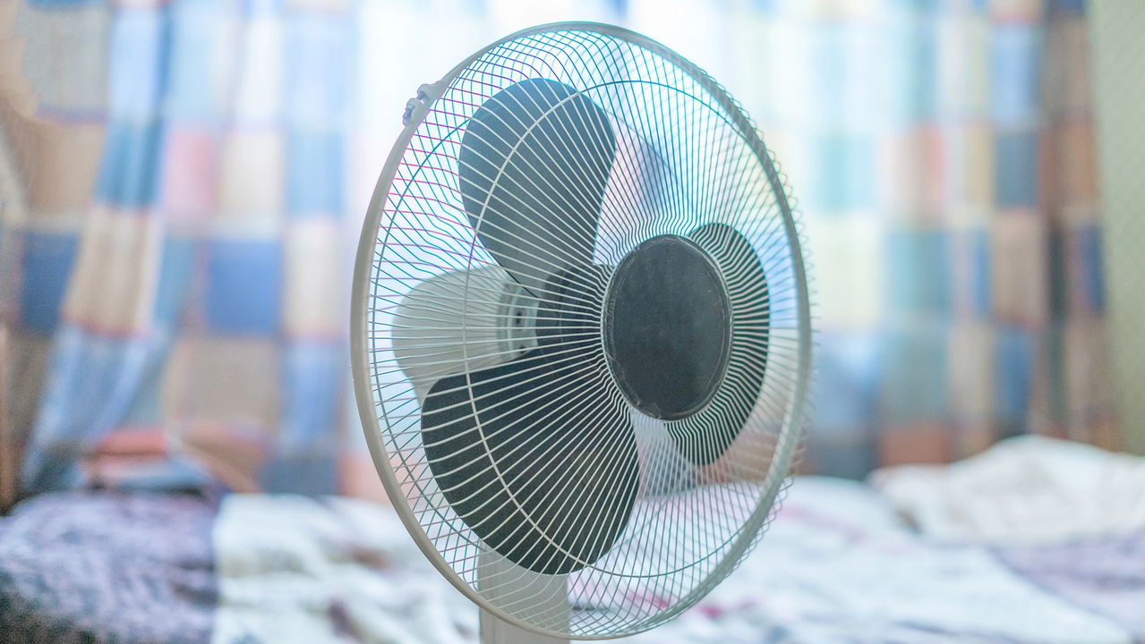 5 ventiladores que não fazem barulho e ajudam a dormir melhor