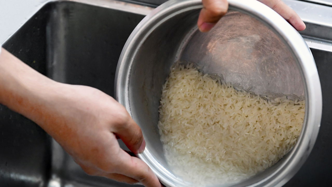 Quantas vezes devemos lavar o arroz antes de cozinhá-lo, segundo um engenheiro de alimentos