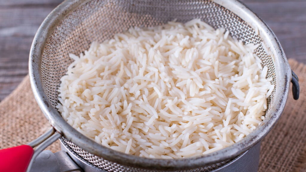 Quantas vezes devemos lavar o arroz antes de cozinhá-lo, segundo um engenheiro de alimentos