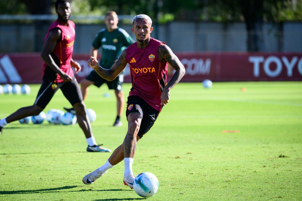 Wesley vira alvo de gigantes da Premier League após grande temporada na Roma