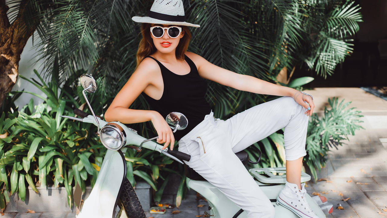 Jeans branco com tênis vira aposta certeira em 2025