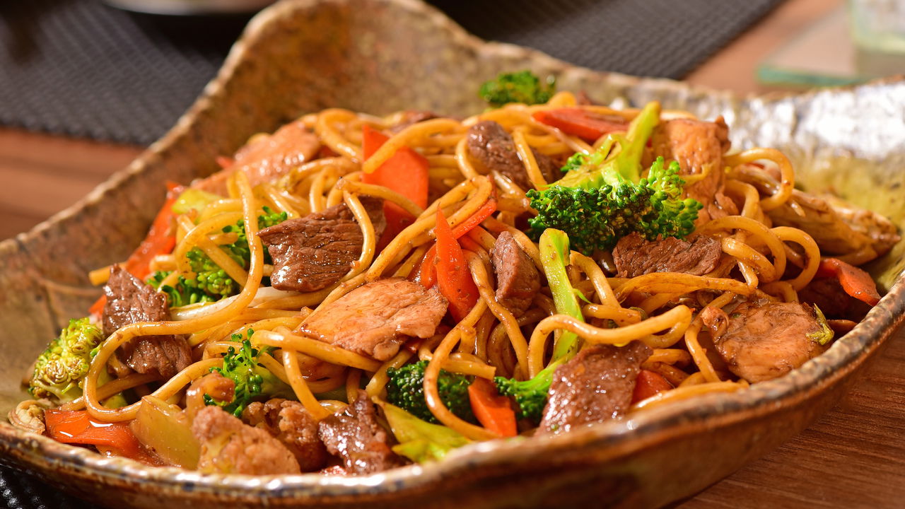 Faça esse yakisoba caseiro e nunca mais gaste com delivery