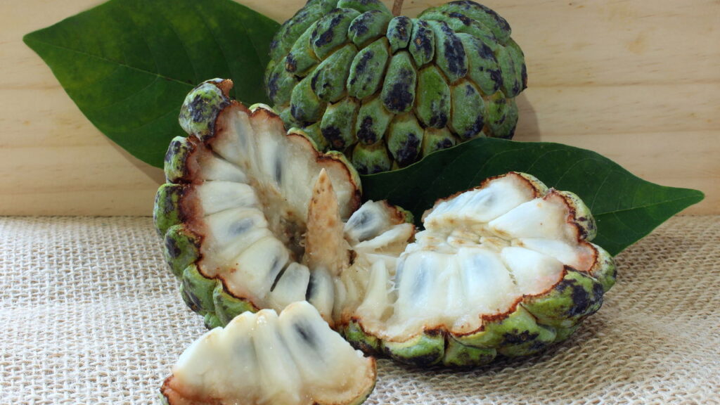 Essa fruta tem gosto de morango com banana e derrete na boca