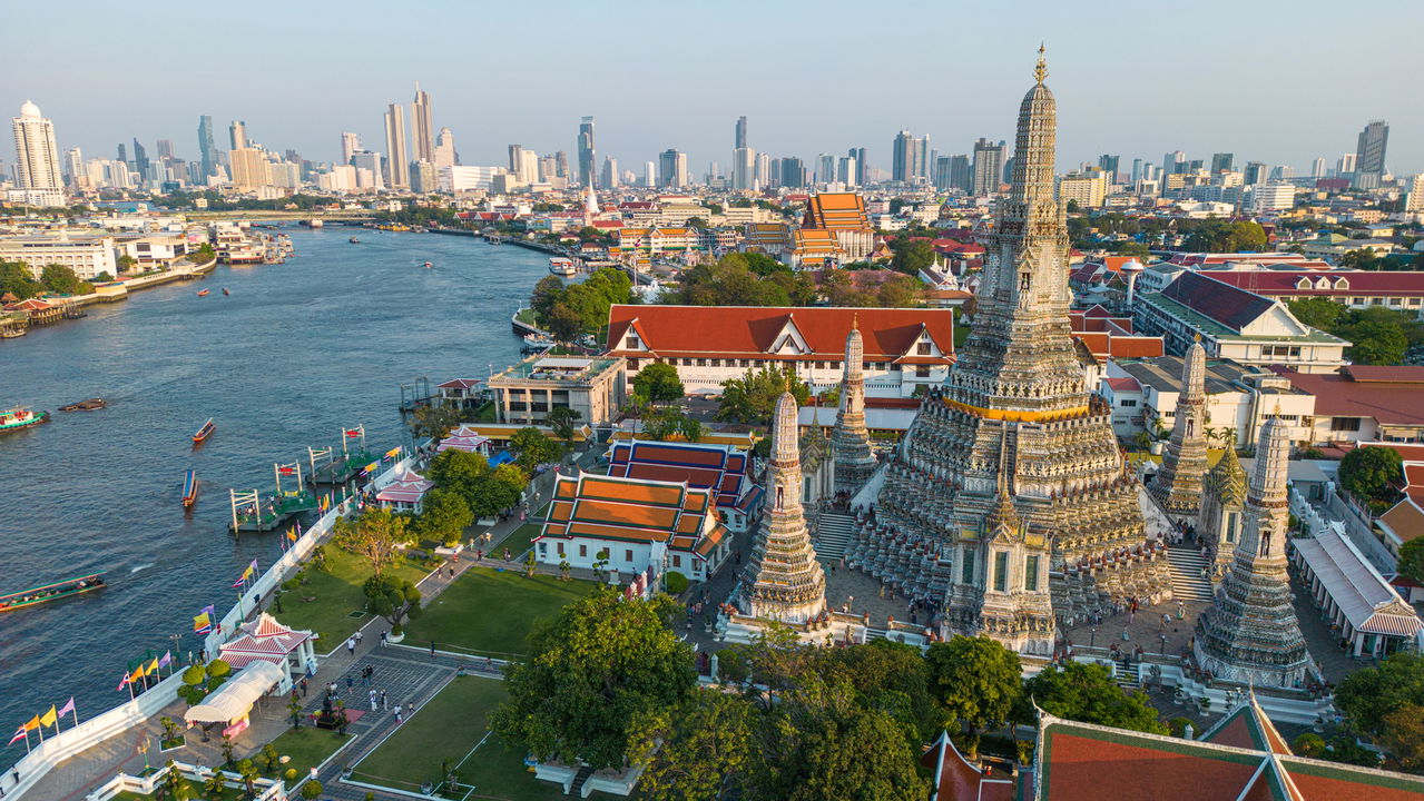 A cidade tailandesa que revela templos sagrados, sabores de rua e noites vibrantes