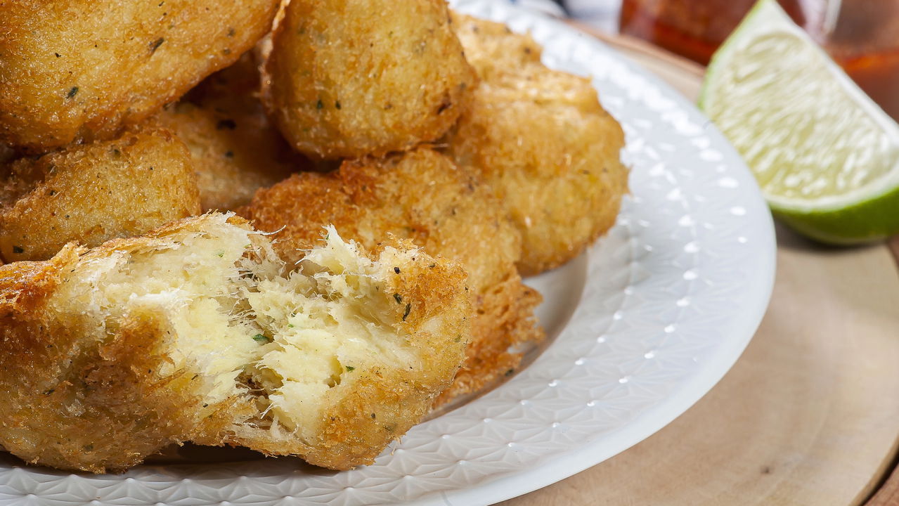 Receita de bolinho de bacalhau crocante e saboroso