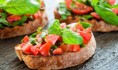 Receita de bruschetta gourmet feita com pão velho