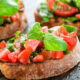 Receita de bruschetta gourmet feita com pão velho