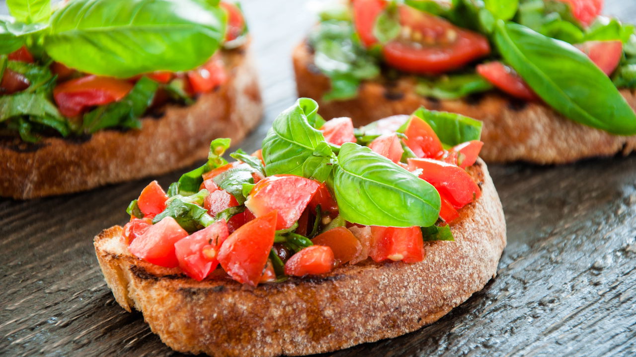 Receita de bruschetta gourmet feita com pão velho