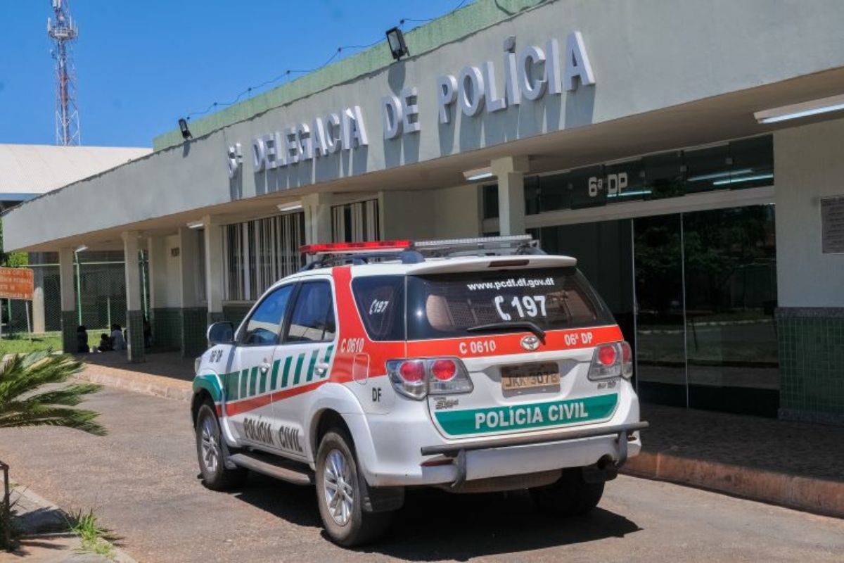 Corpo de mulher é localizado sem sinais de violência em apartamento no DF; caso é tratado como morte natural pela polícia.
