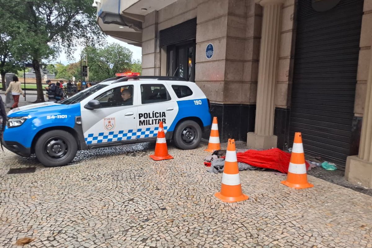 Moradora de rua encontrada morta em frente ao Cinema Odeon, na Cinelândia