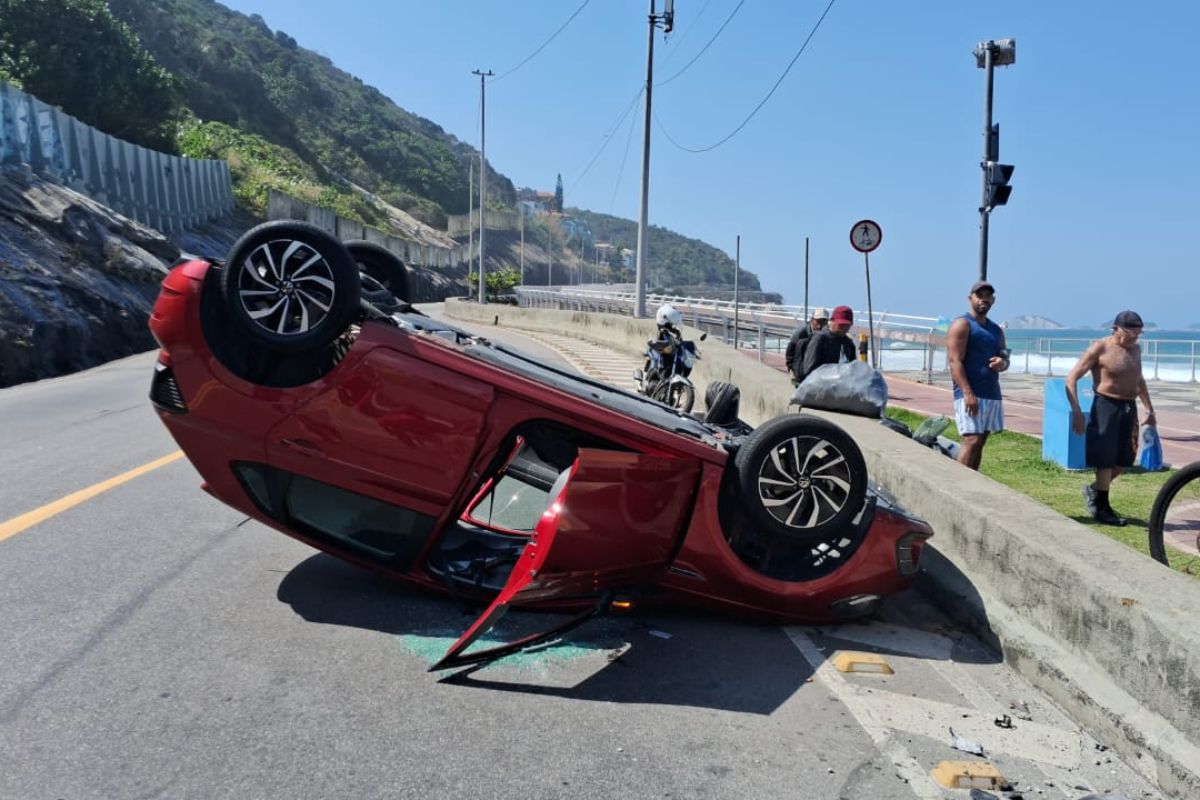 Capotamento causa lentidão na Avenida Niemeyer em direção ao Leblon