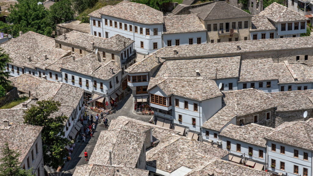 A cidade escondida da Albânia que carrega séculos em pedra