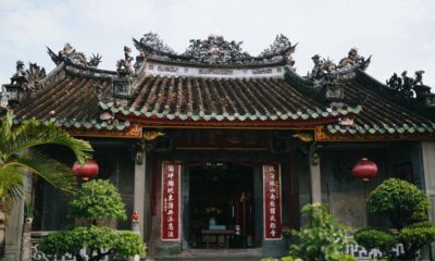 Essa cidade encanta quando lanternas acesas transformam a noite em magia pura