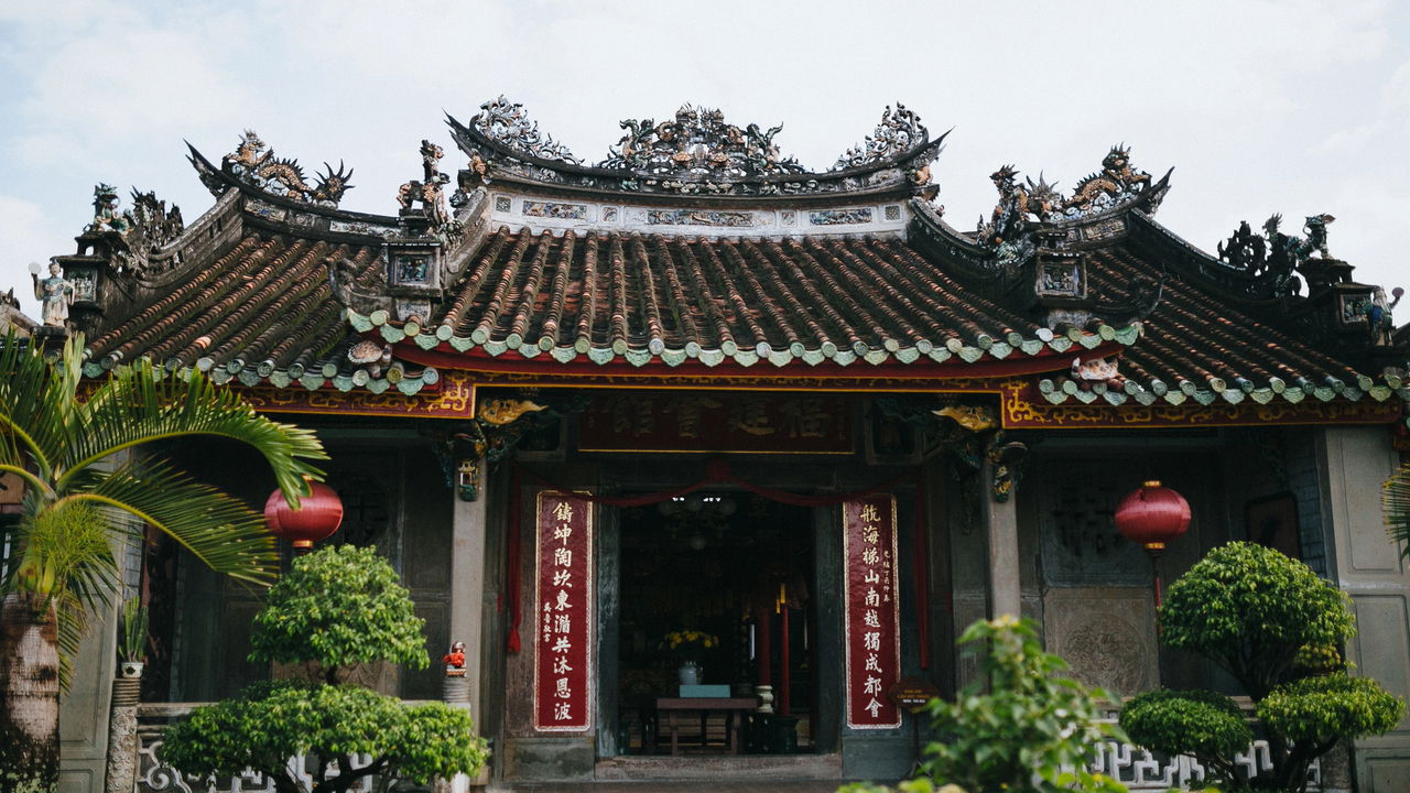 Essa cidade encanta quando lanternas acesas transformam a noite em magia pura